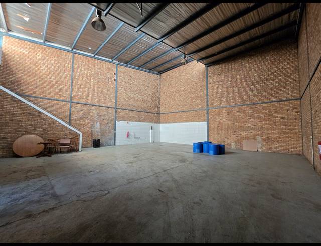 240M² WAREHOUSE TO LET IN DRIEHOEK